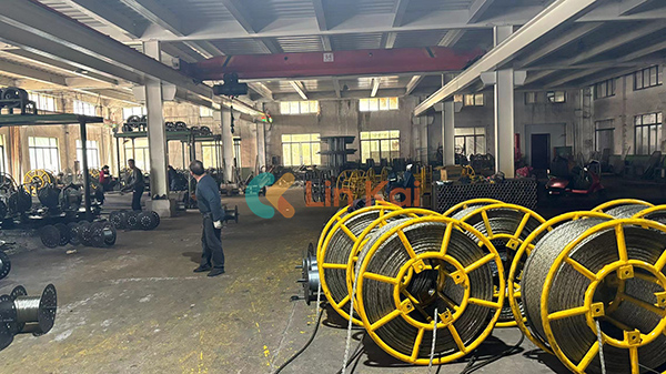 Ningbo Lingkai Electric Power Equiment Co., Ltd. Малайзияға өткізгіштерді тарту және тарту үшін жоғары сапалы болат арқан жөнелтеді.
